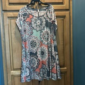 Gently worn dress 2x. Dress or worn with leggings. Has pockets. Super comfy